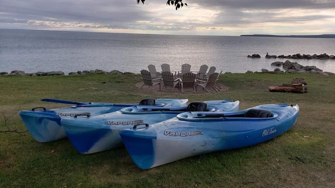 Baymont By Wyndham St. Ignace Lakefront Exteriör bild