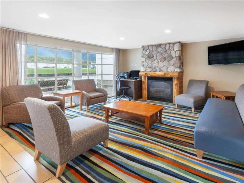 Baymont By Wyndham St. Ignace Lakefront Exteriör bild