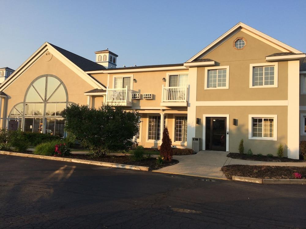 Baymont By Wyndham St. Ignace Lakefront Exteriör bild