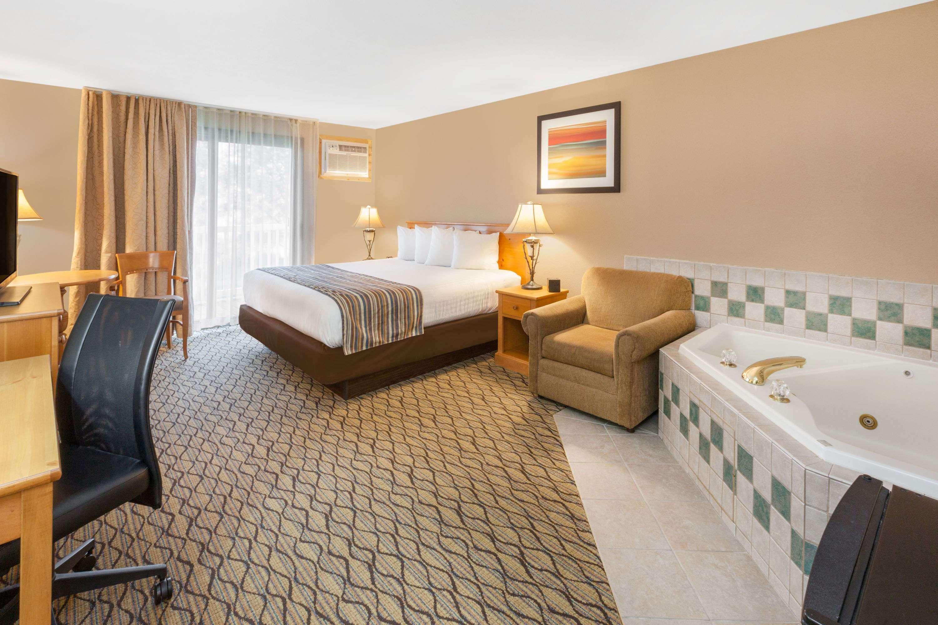 Baymont By Wyndham St. Ignace Lakefront Exteriör bild
