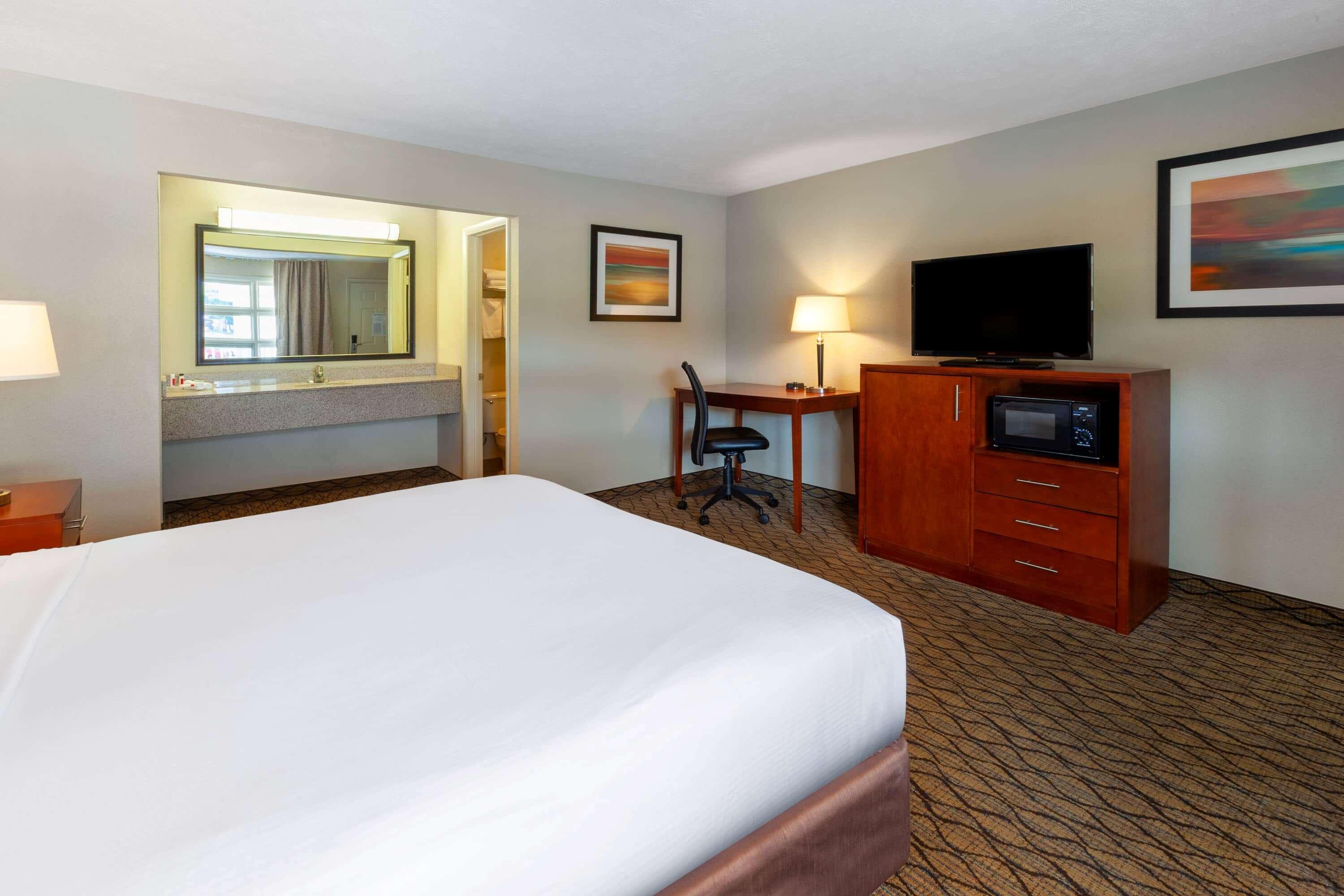 Baymont By Wyndham St. Ignace Lakefront Exteriör bild