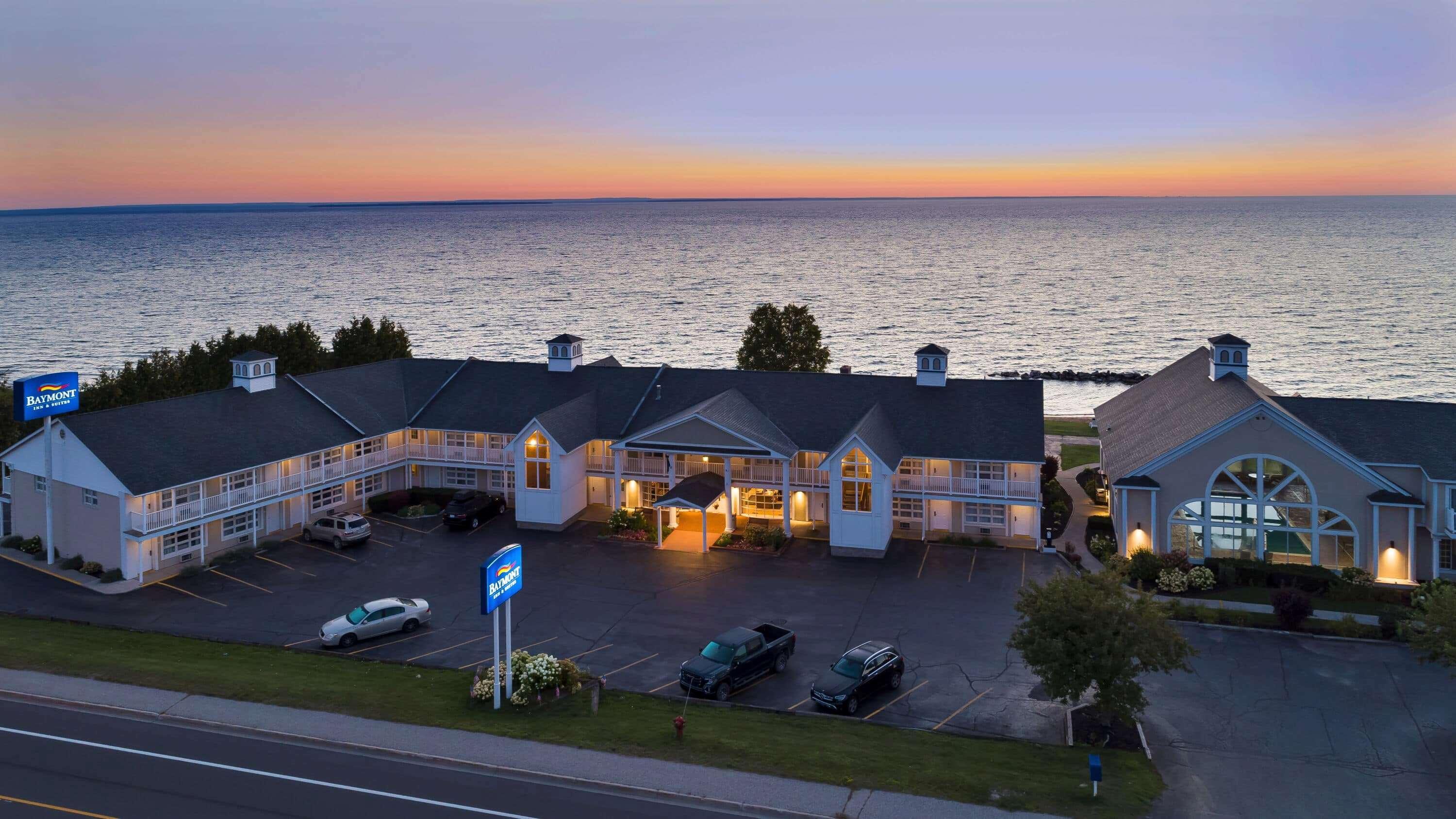 Baymont By Wyndham St. Ignace Lakefront Exteriör bild