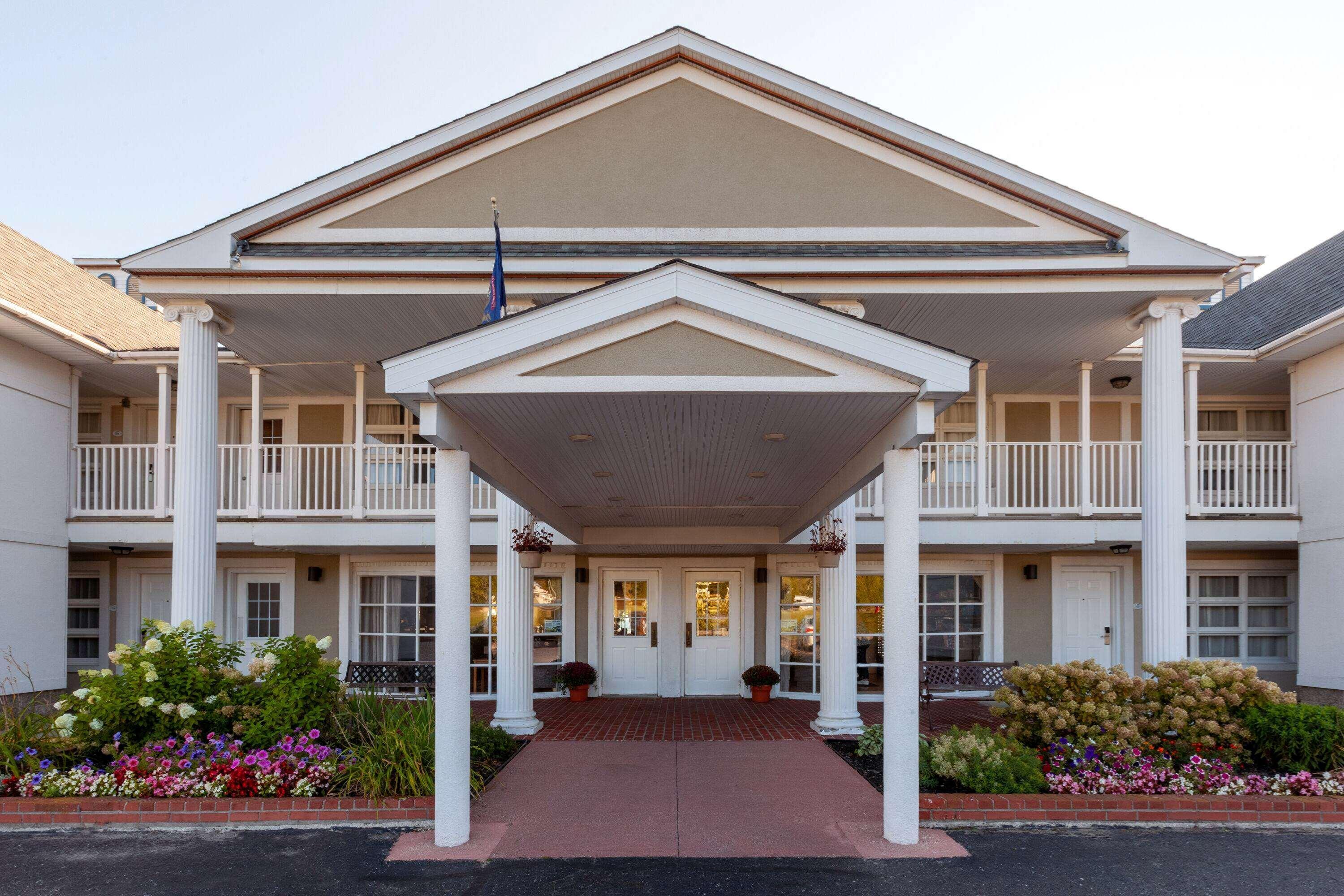 Baymont By Wyndham St. Ignace Lakefront Exteriör bild