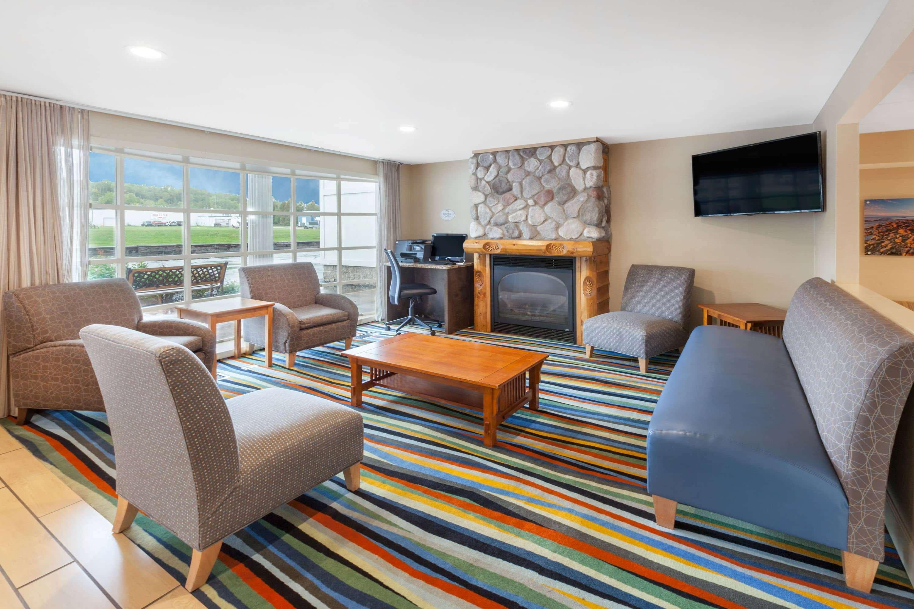 Baymont By Wyndham St. Ignace Lakefront Exteriör bild