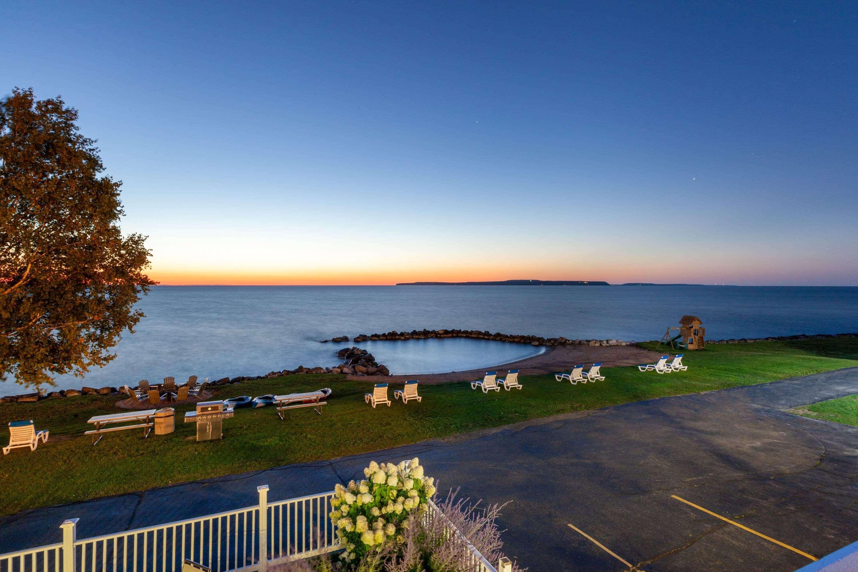 Baymont By Wyndham St. Ignace Lakefront Exteriör bild