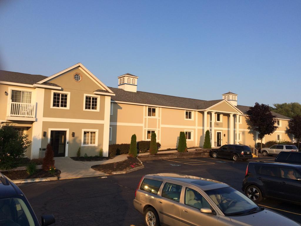 Baymont By Wyndham St. Ignace Lakefront Exteriör bild