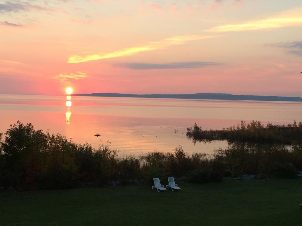 Baymont By Wyndham St. Ignace Lakefront Exteriör bild