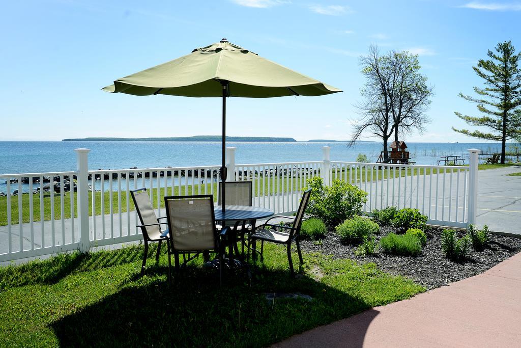 Baymont By Wyndham St. Ignace Lakefront Exteriör bild