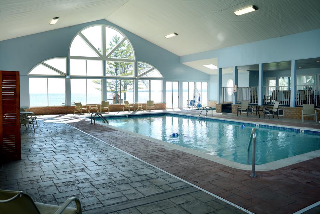 Baymont By Wyndham St. Ignace Lakefront Exteriör bild