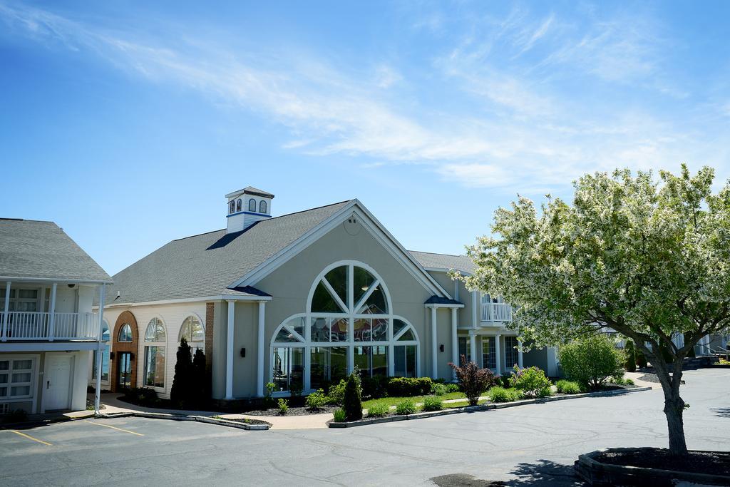 Baymont By Wyndham St. Ignace Lakefront Exteriör bild