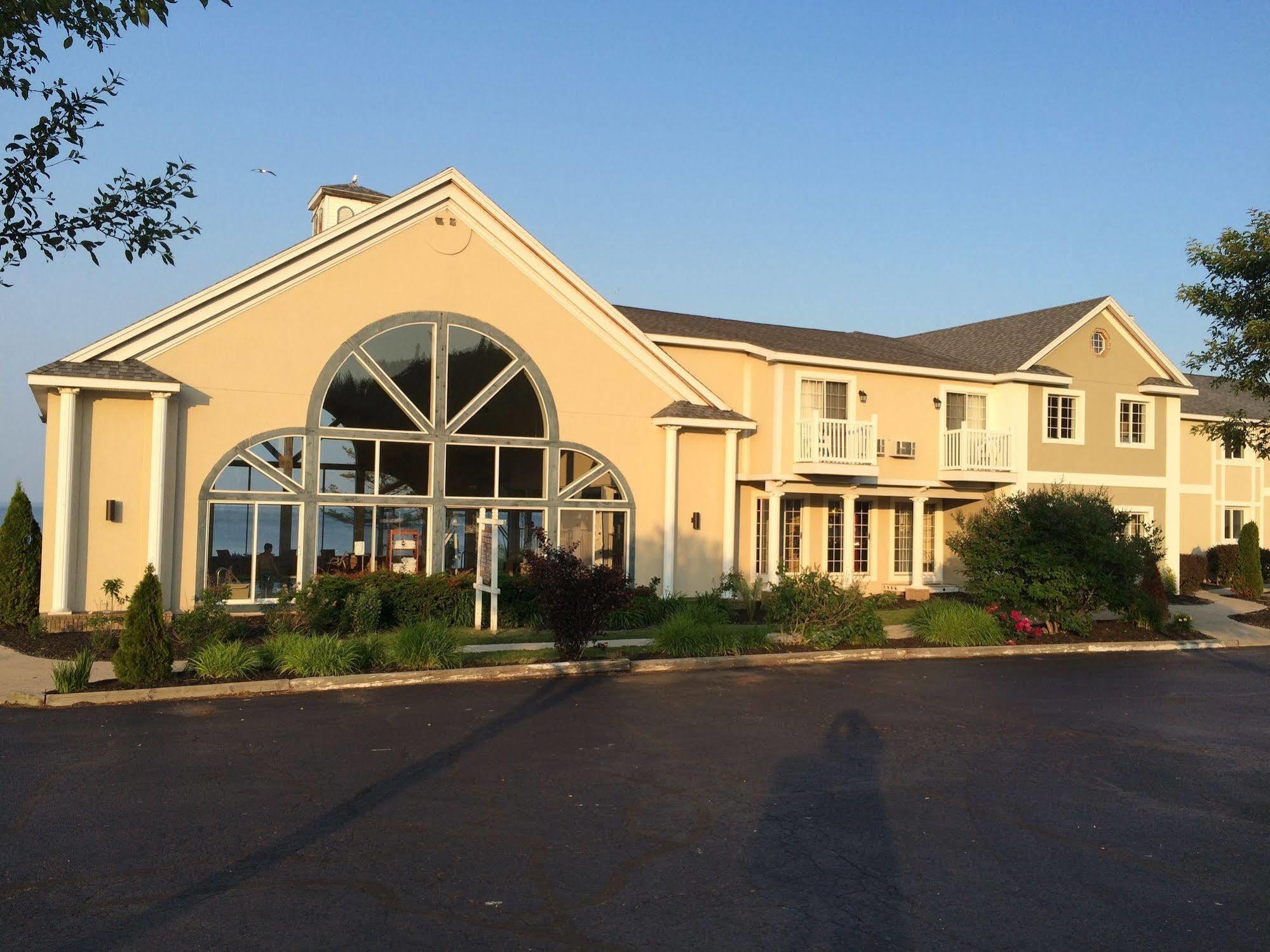 Baymont By Wyndham St. Ignace Lakefront Exteriör bild
