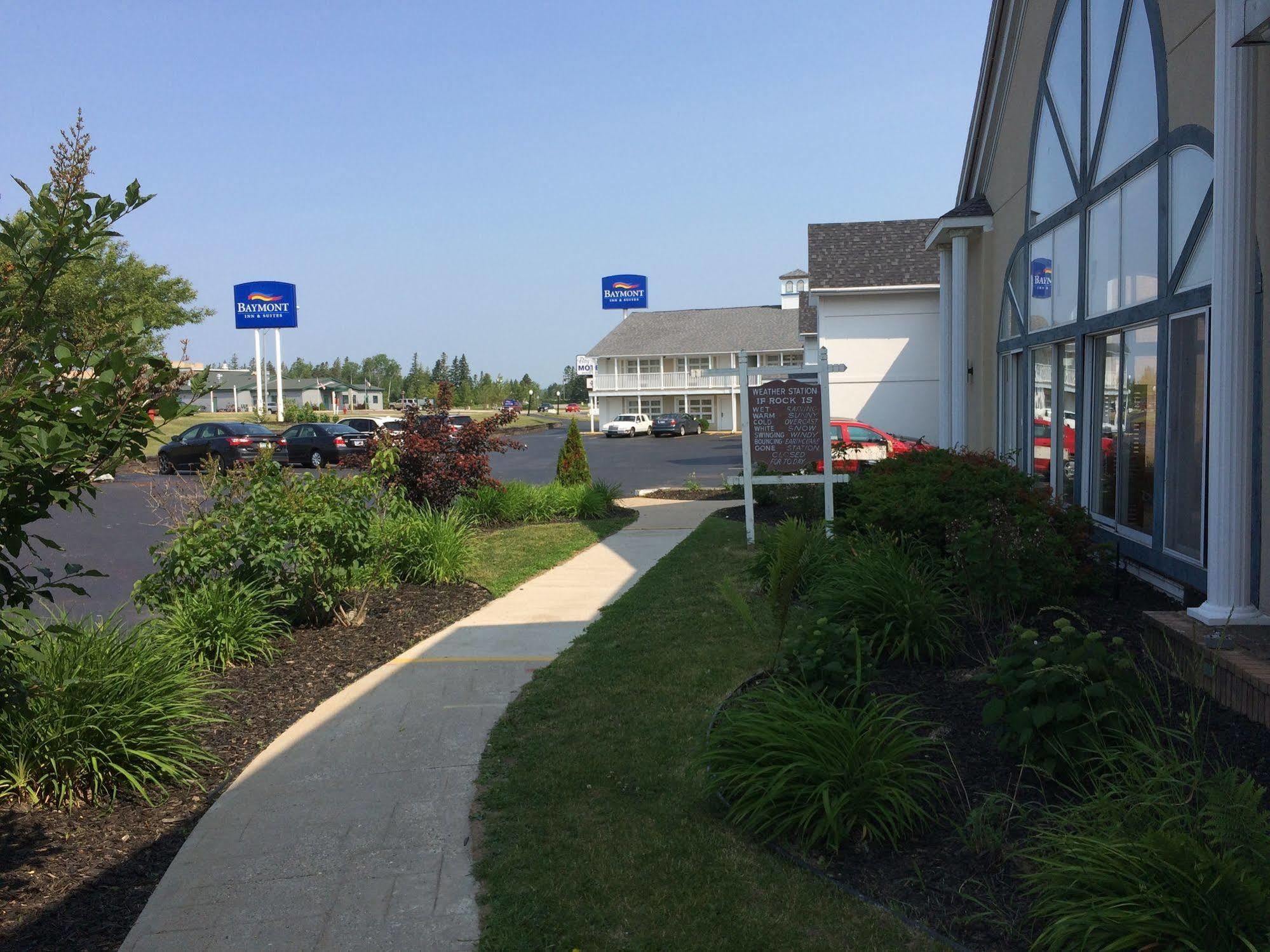 Baymont By Wyndham St. Ignace Lakefront Exteriör bild