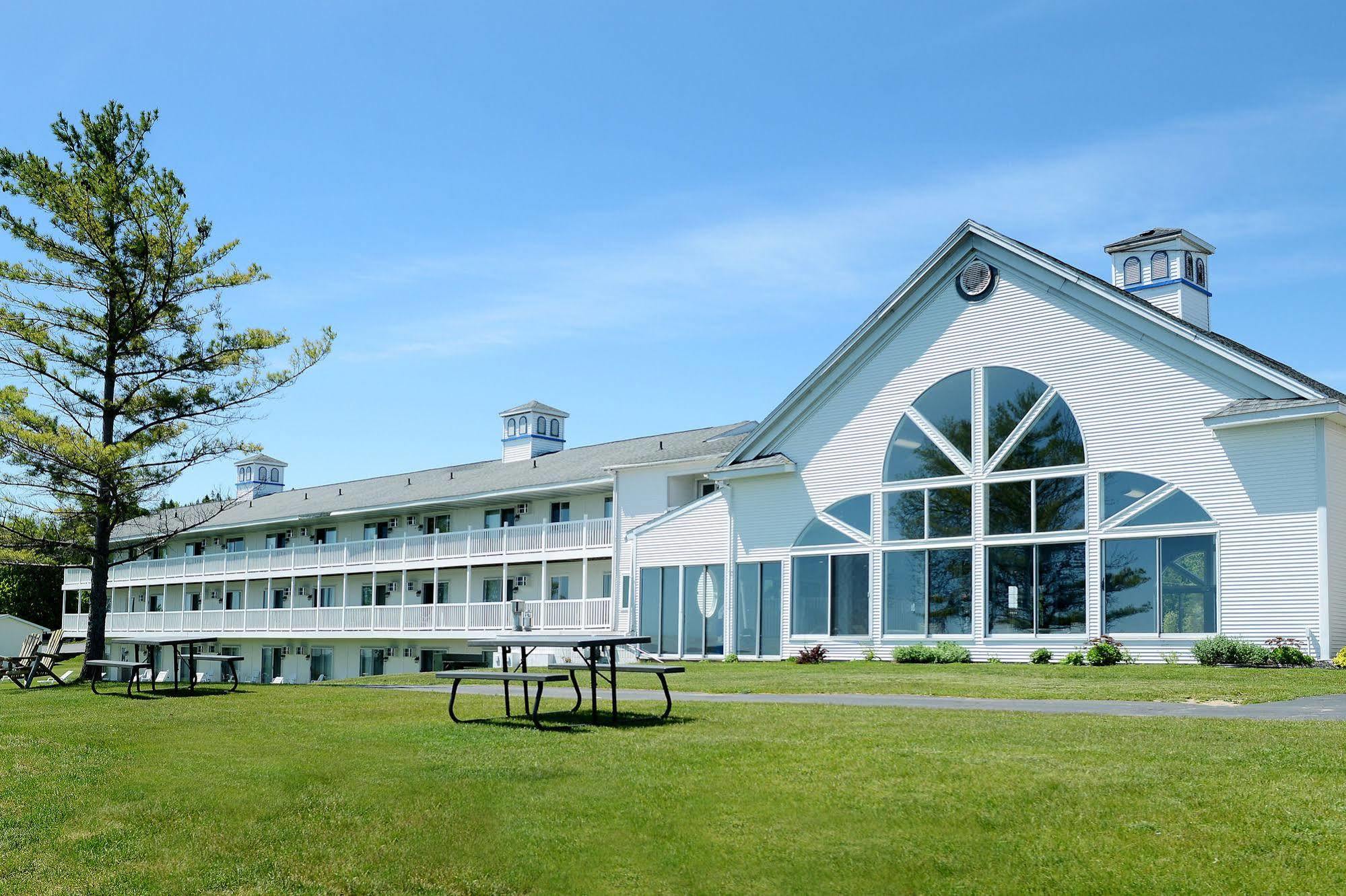 Baymont By Wyndham St. Ignace Lakefront Exteriör bild