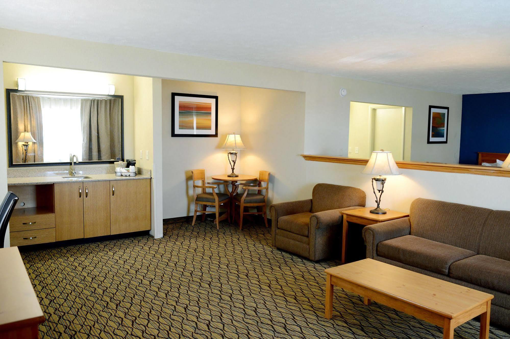 Baymont By Wyndham St. Ignace Lakefront Exteriör bild