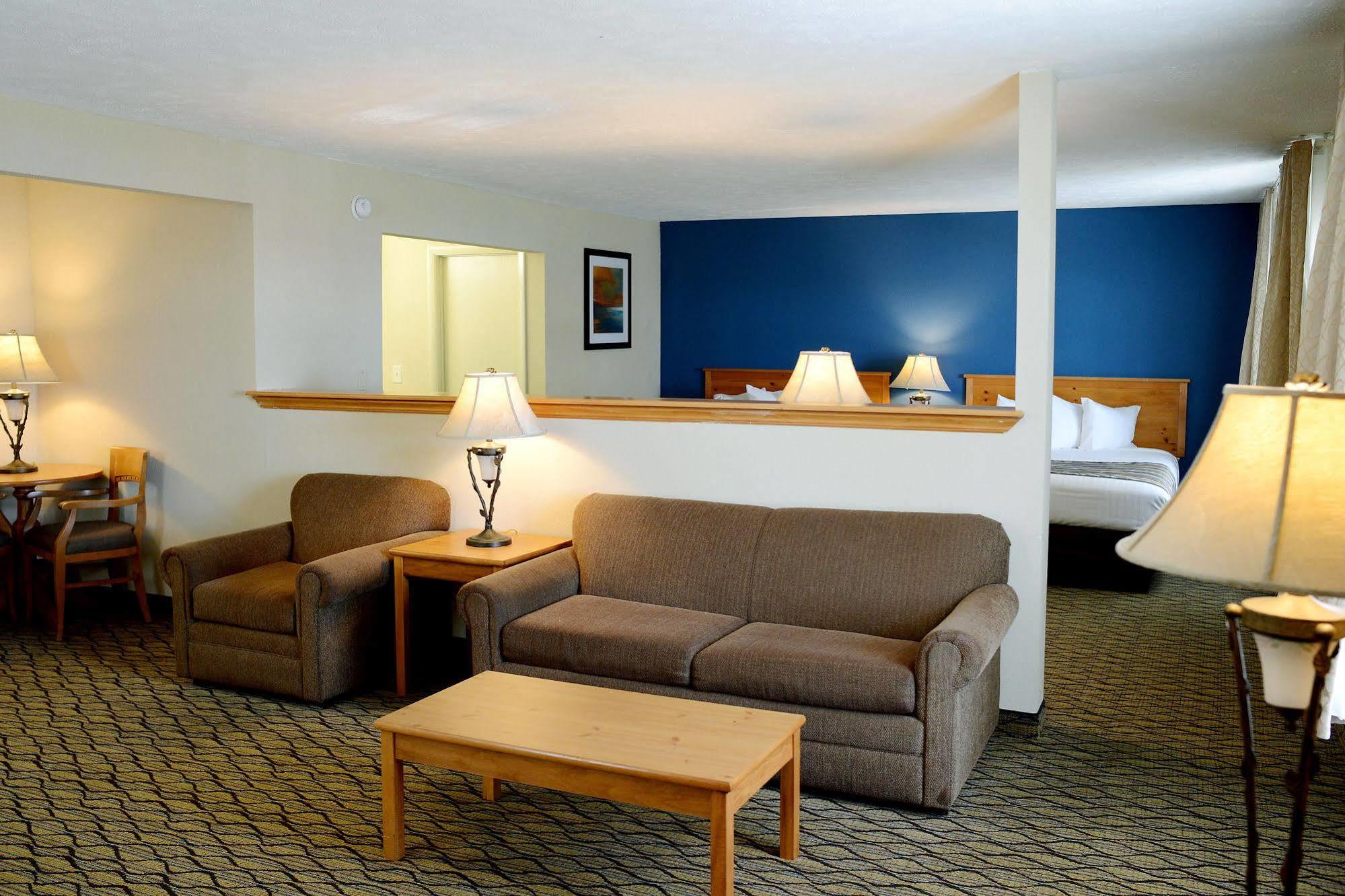 Baymont By Wyndham St. Ignace Lakefront Exteriör bild