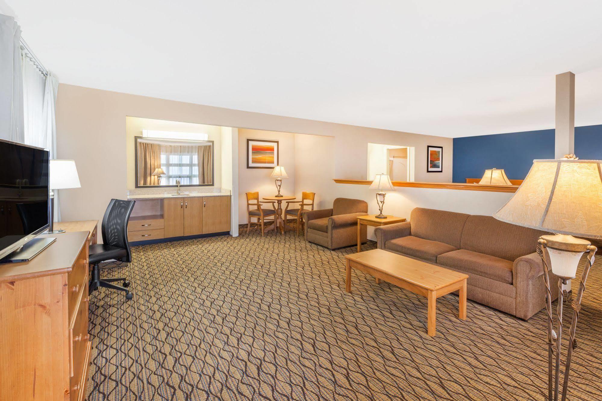 Baymont By Wyndham St. Ignace Lakefront Exteriör bild