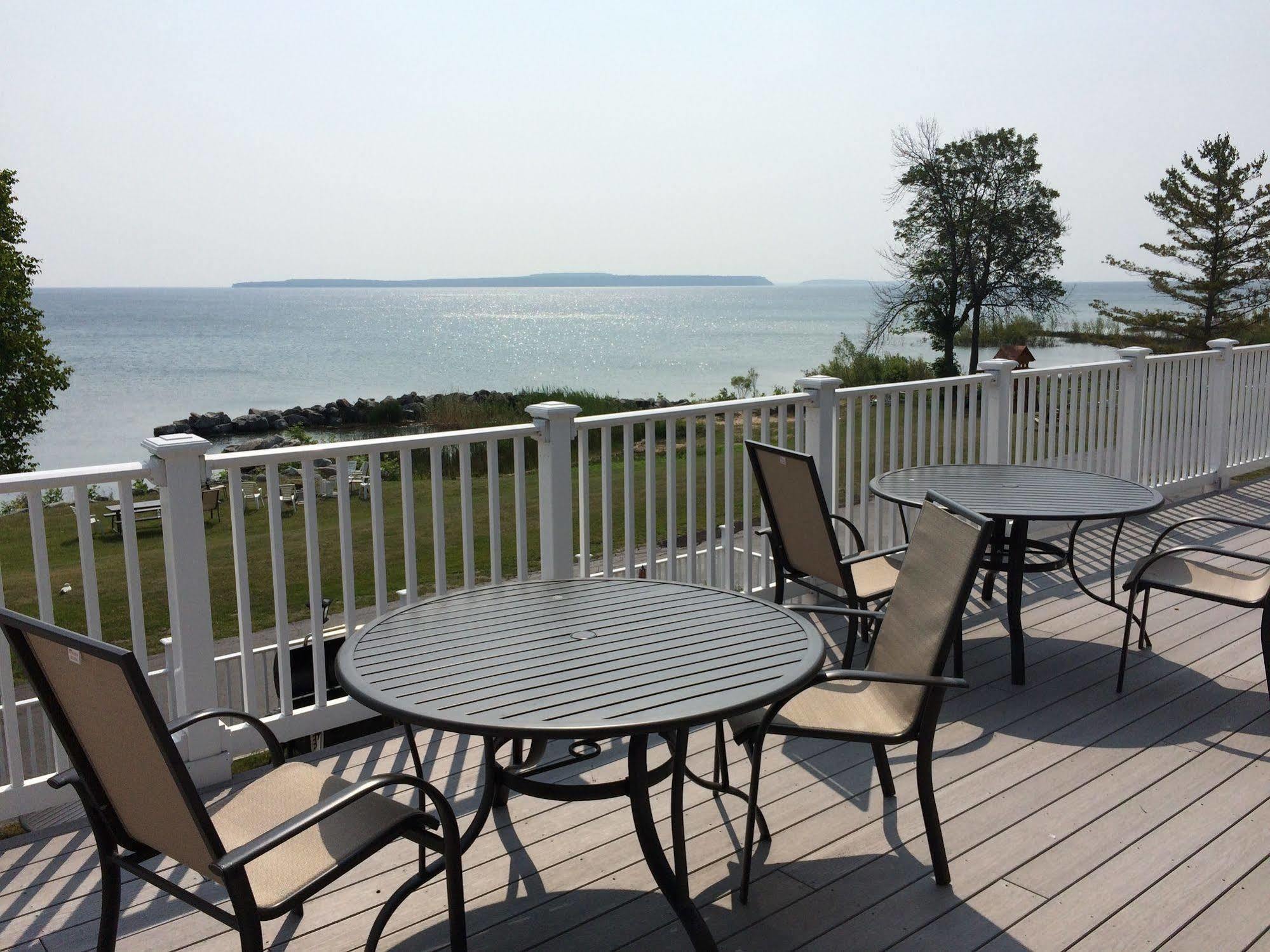 Baymont By Wyndham St. Ignace Lakefront Exteriör bild