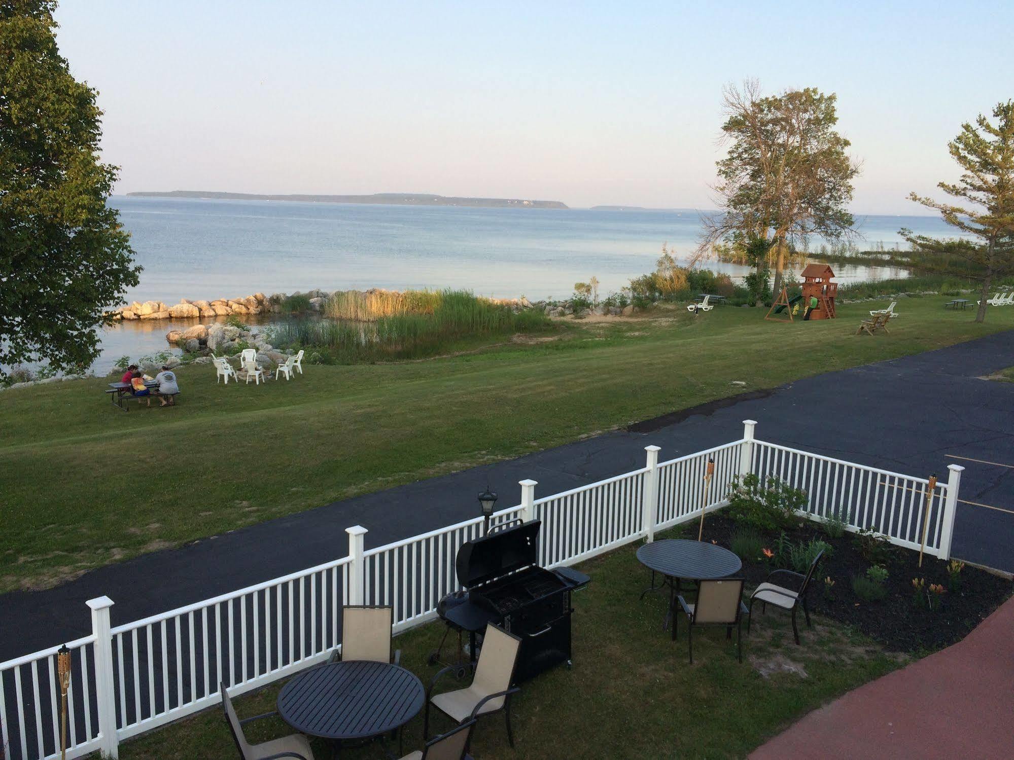 Baymont By Wyndham St. Ignace Lakefront Exteriör bild