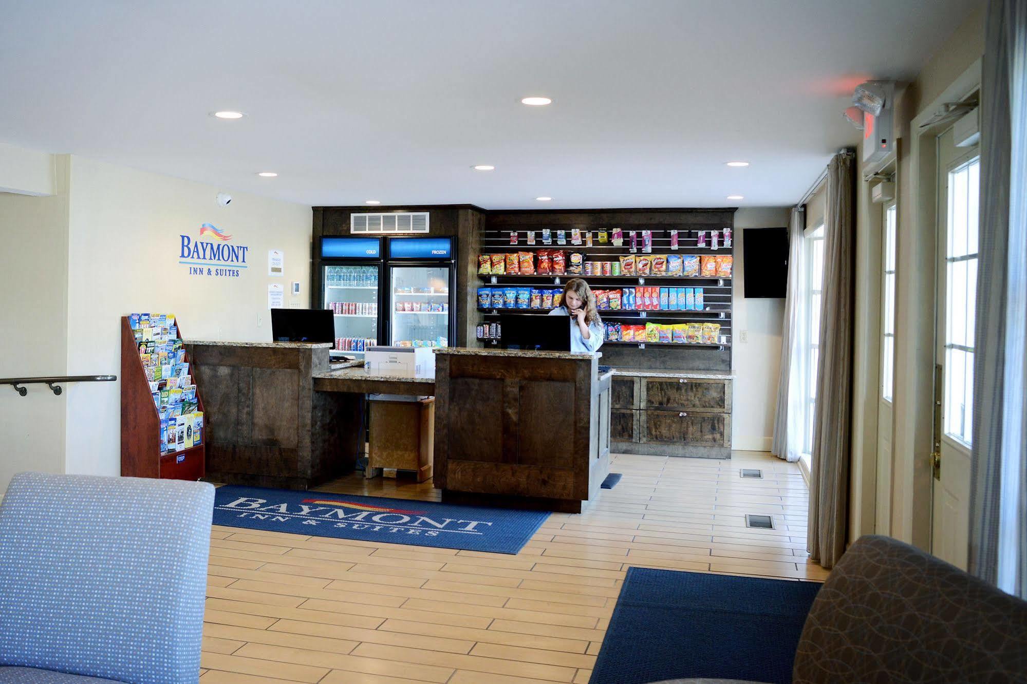 Baymont By Wyndham St. Ignace Lakefront Exteriör bild