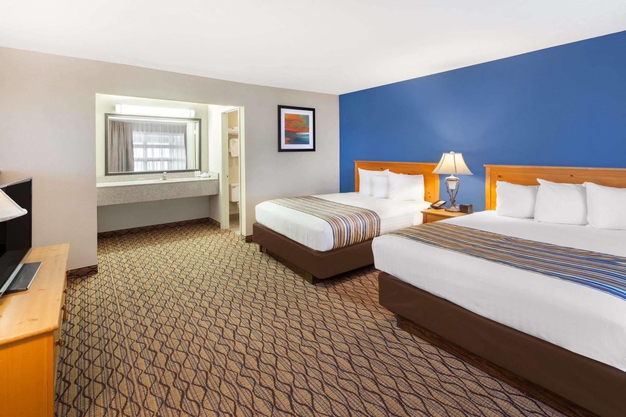 Baymont By Wyndham St. Ignace Lakefront Exteriör bild
