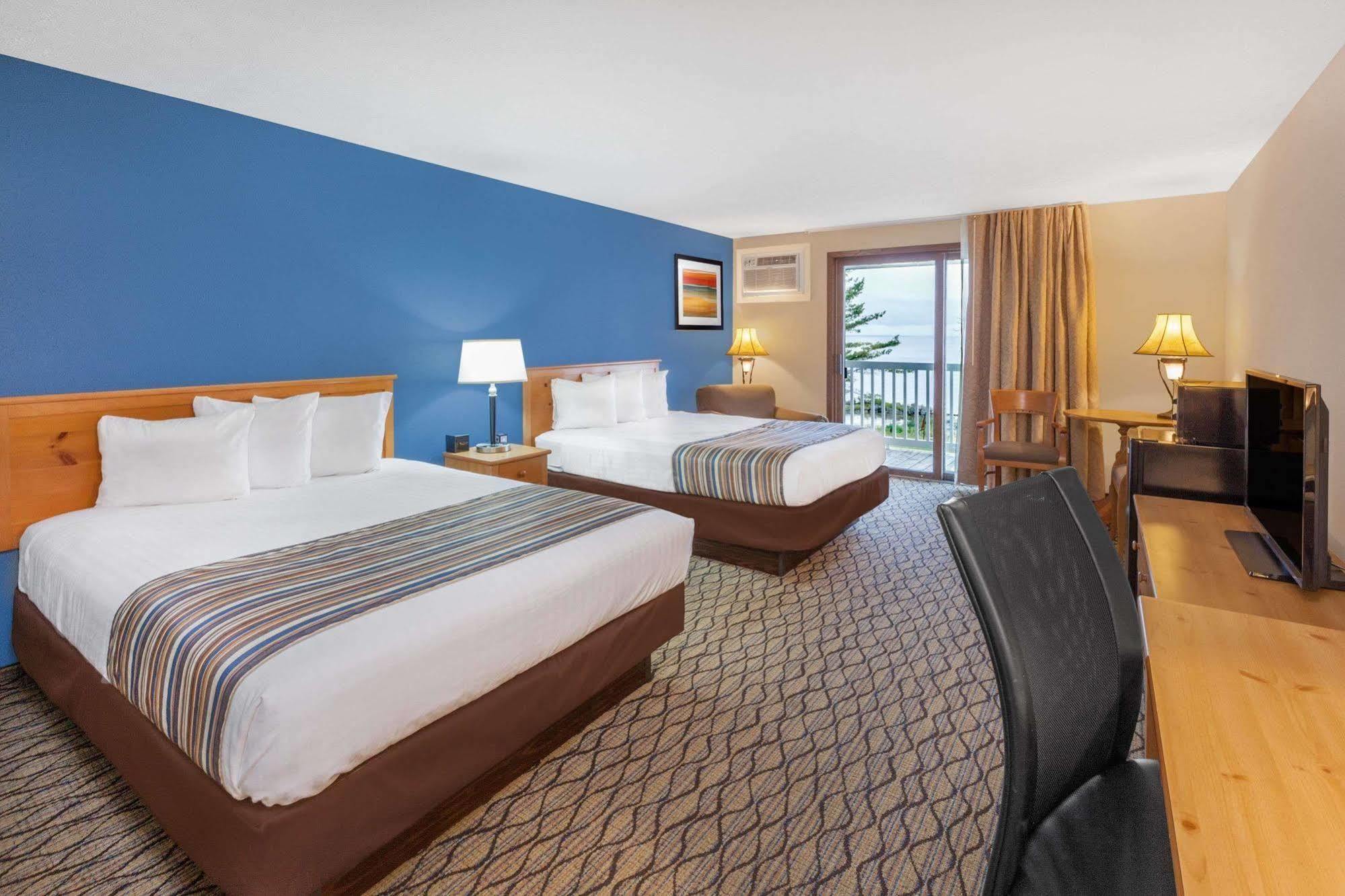 Baymont By Wyndham St. Ignace Lakefront Exteriör bild