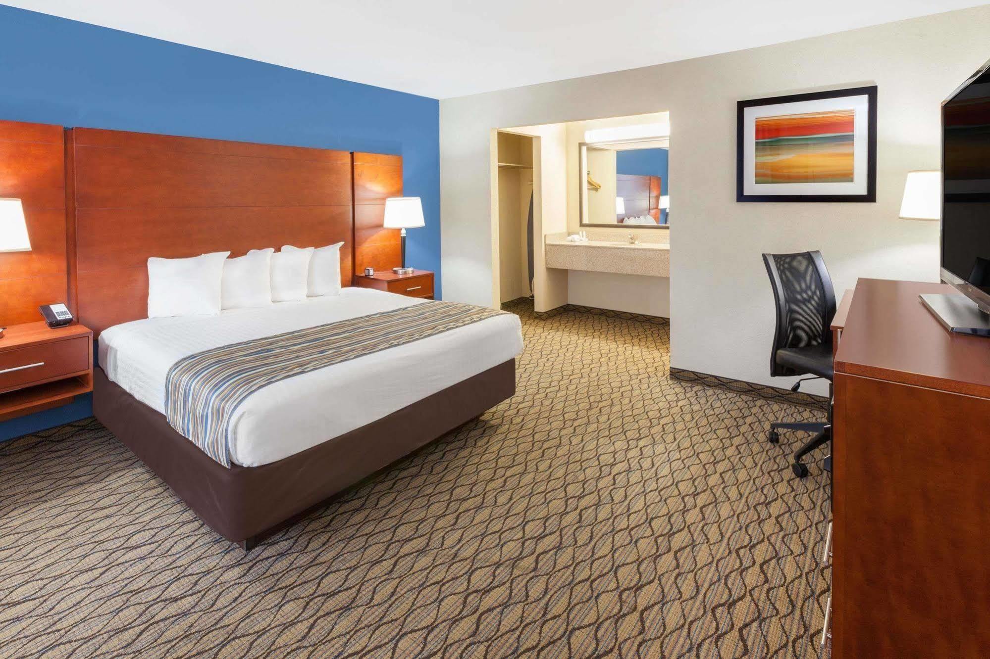 Baymont By Wyndham St. Ignace Lakefront Exteriör bild