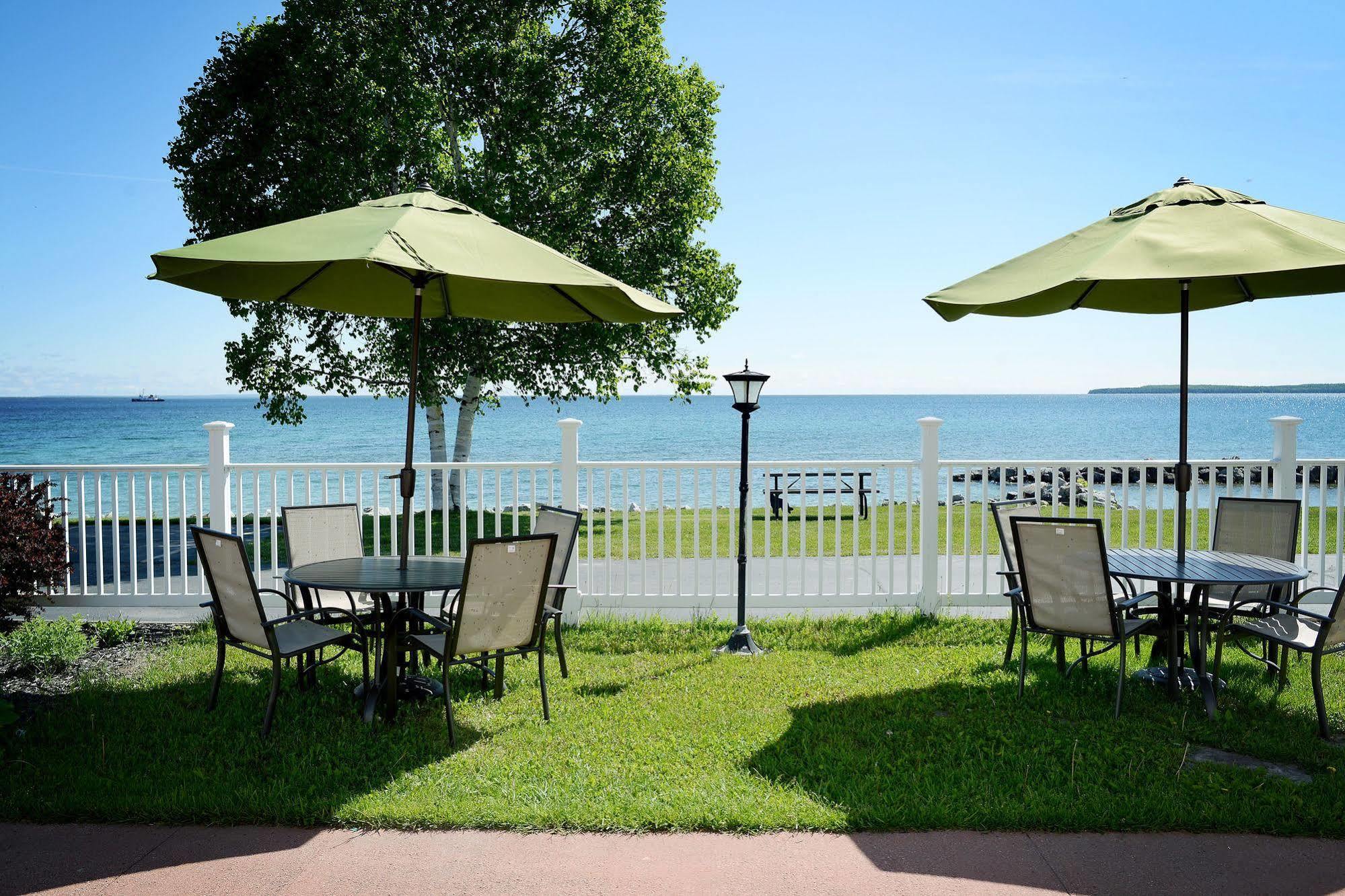 Baymont By Wyndham St. Ignace Lakefront Exteriör bild