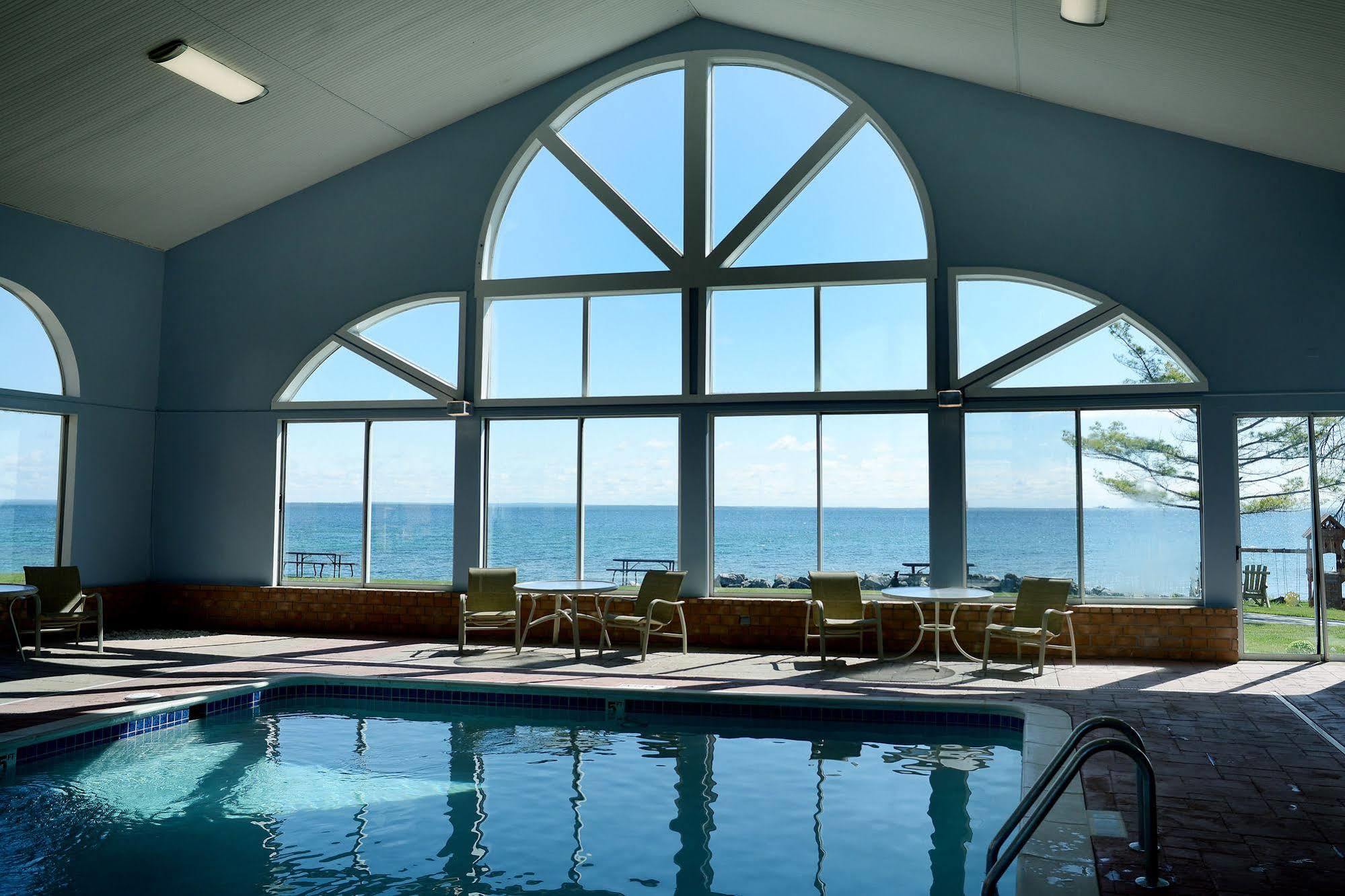 Baymont By Wyndham St. Ignace Lakefront Exteriör bild