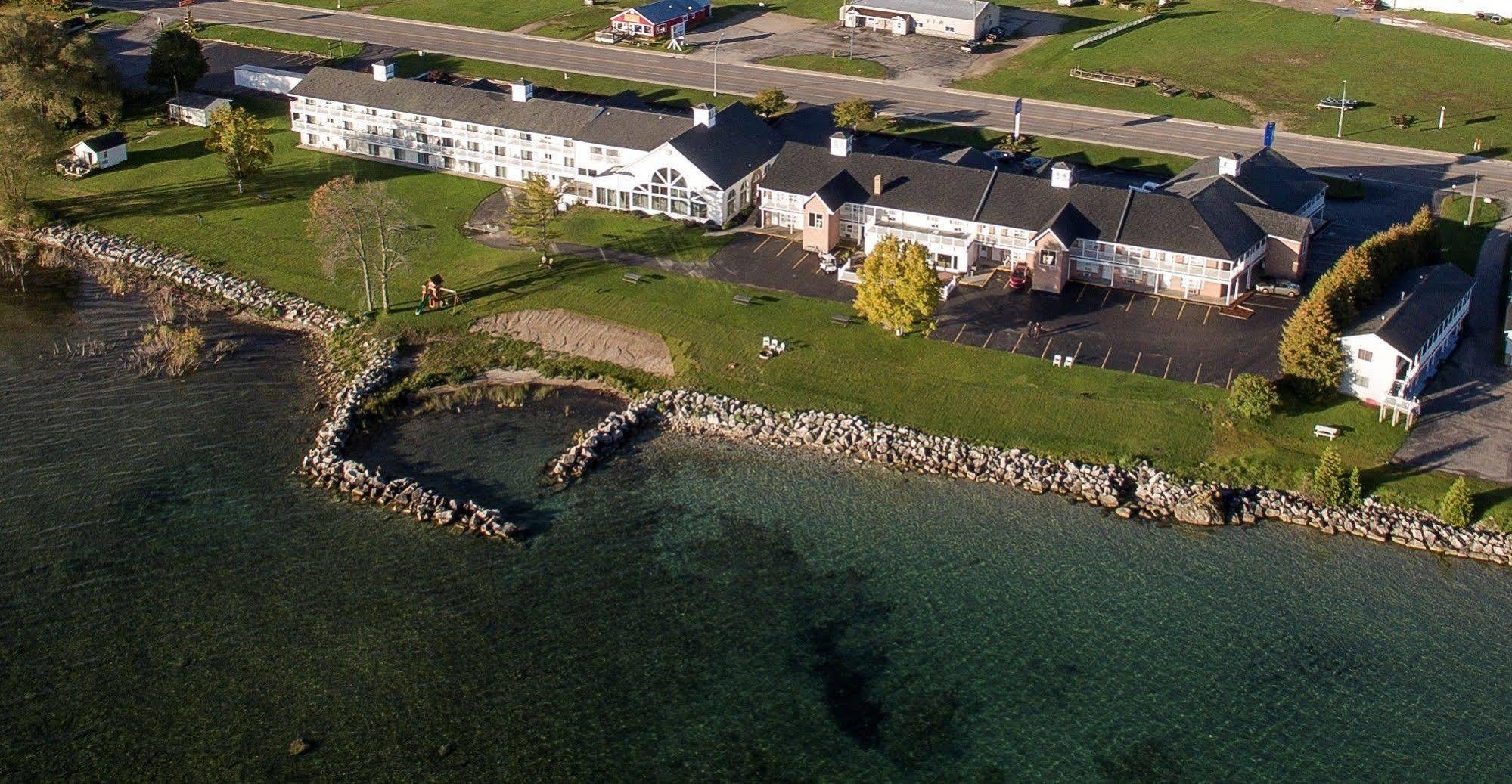 Baymont By Wyndham St. Ignace Lakefront Exteriör bild