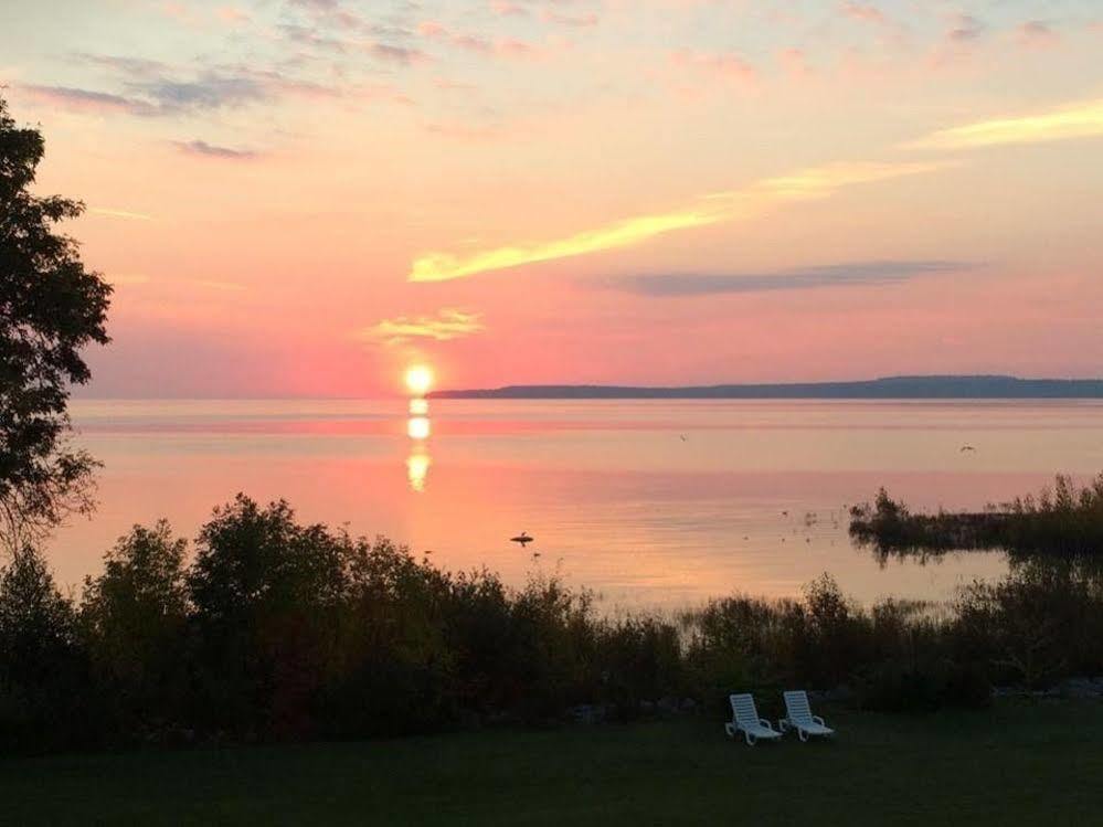 Baymont By Wyndham St. Ignace Lakefront Exteriör bild
